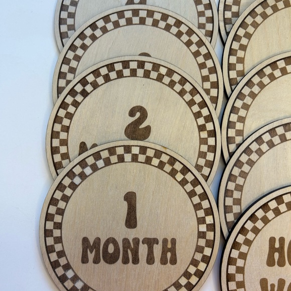 Checkered monthly milestones, photo props. Boho wood markers, pregnancy gift - Picture 5 of 8